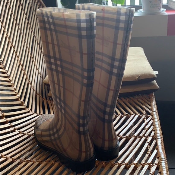 Burberry Rainboots - Picture 2 of 4